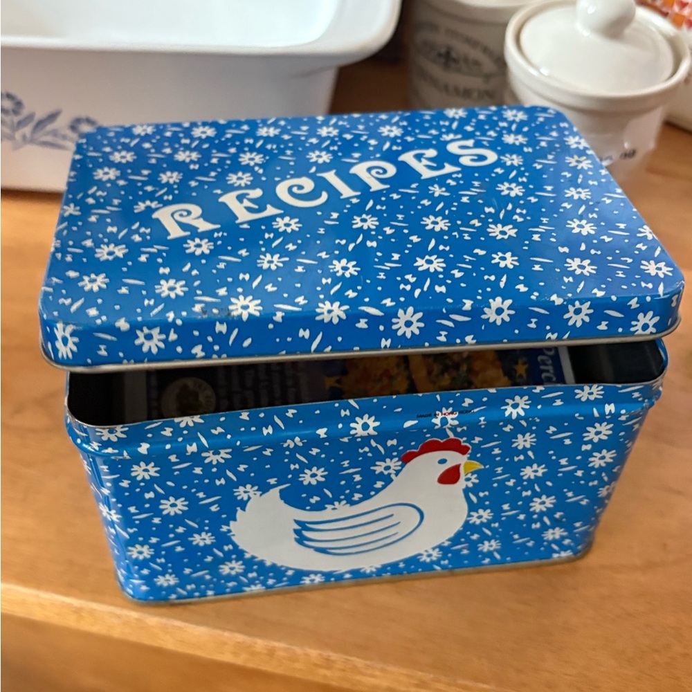 Country Calico Vintage Tin Metal Recipe Box Blue and White with 10 Dividers